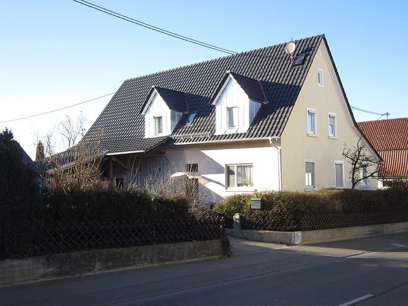 HB Holzbau Breymaier GmbH – Mehrfamilienhaus mit schwarzem Schrägdach