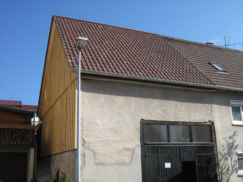 HB Holzbau Breymaier GmbH – Altbau mit seitlicher Holzverkleidung