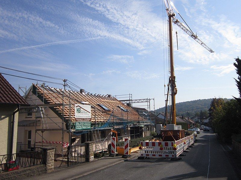 HB Holzbau Breymaier GmbH – ein Dach wird neu bedeckt, Kran neben Gebäude