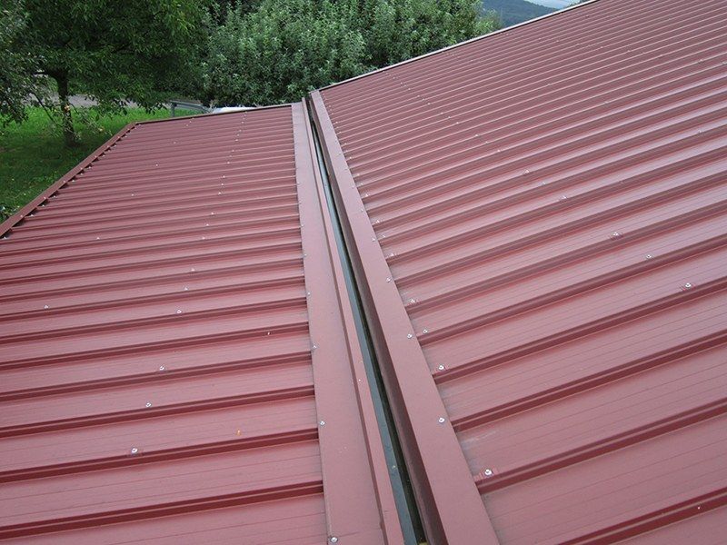 HB Holzbau Breymaier GmbH –
Nahaufnahme auf ein rotes Industriedach mit Schräge und Rinne