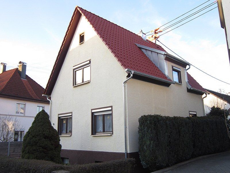 HB Holzbau Breymaier GmbH – rotes Schrägdach bestehend aus neuen Schindeln ziert ein Wohnhaus