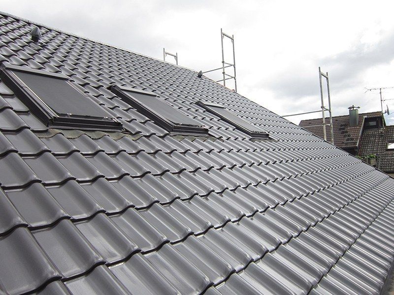 HB Holzbau Breymaier GmbH – 
Nahaufnahme von Dachschindeln nach Installation