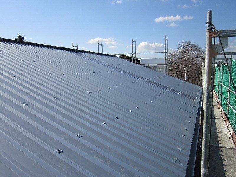 HB Holzbau Breymaier GmbH – Wellblechdach auf einem Gewerbegebäude