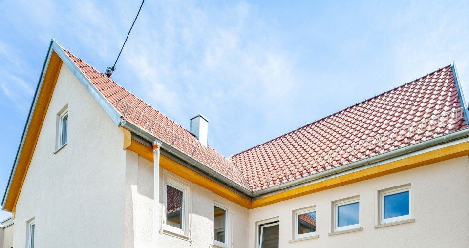 HB Holzbau Breymaier GmbH – Dach in L-Form mit roten Dachschindeln