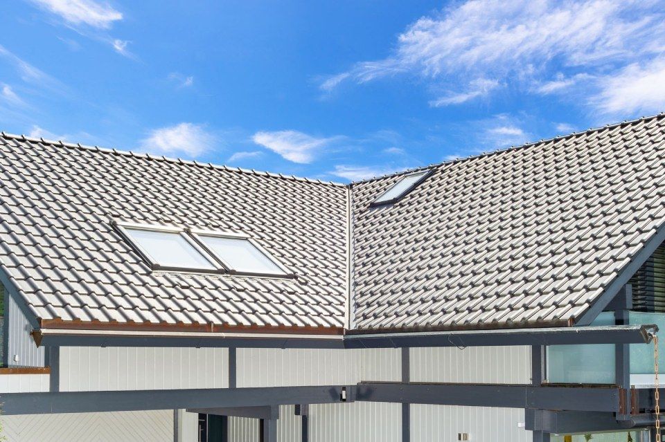 HB Holzbau Breymaier GmbH – innere Dachecke in einer Dachschräge vor blauem Himmel