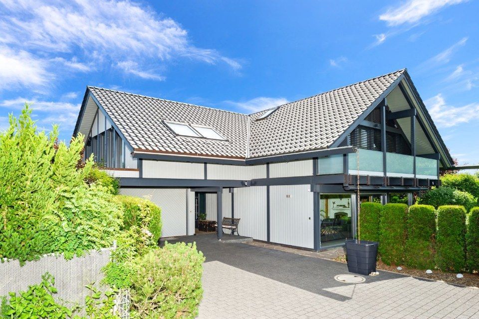 HB Holzbau Breymaier GmbH – innere Dachecke in einer Dachschräge vor blauem Himmel