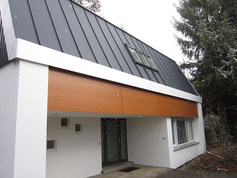 HB Holzbau Breymaier GmbH – Vordach aus Holz im Eingangsbereich eines Wohnhauses