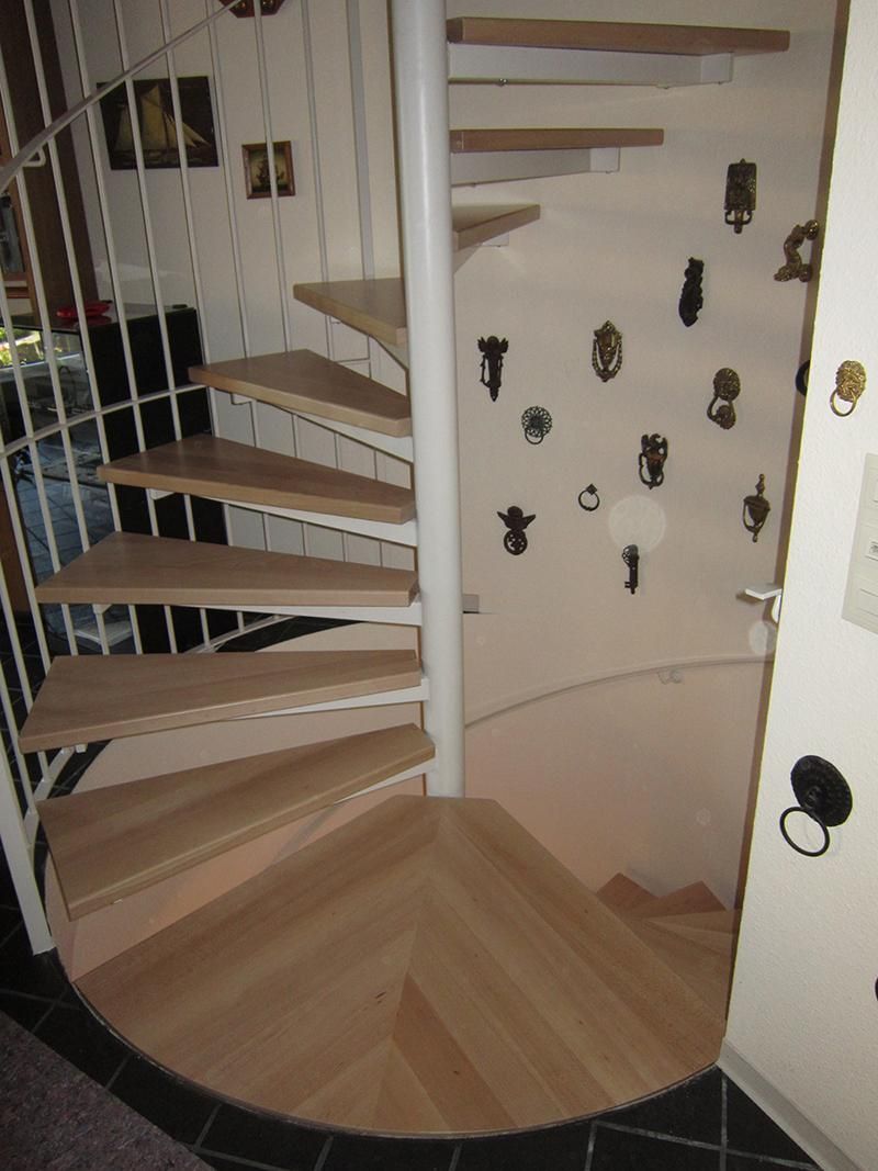 HB Holzbau Breymaier GmbH – Wendeltreppe aus Stahl mit Holzsprossen