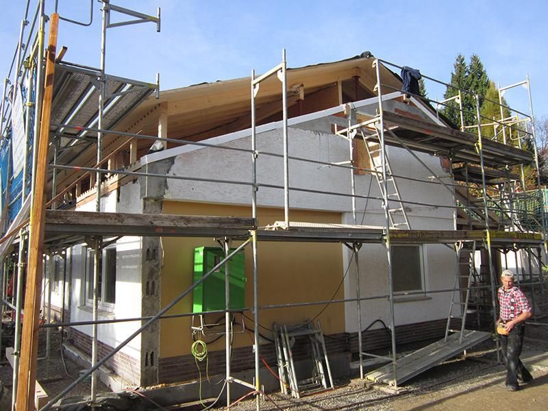 HB Holzbau Breymaier GmbH – Baugerüste um ein Gebäude während der Dachsanierung