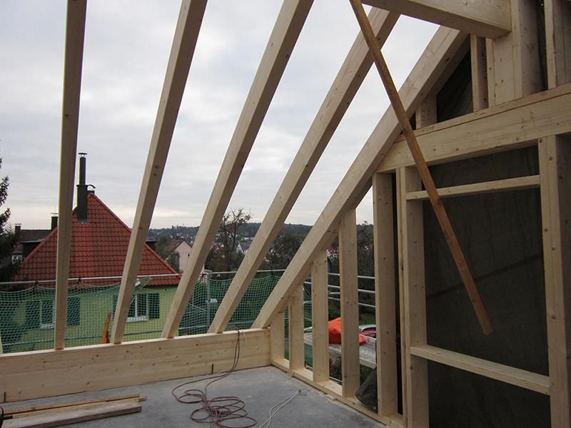 HB Holzbau Breymaier GmbH – Sicht auf installierte Dachbalken für ein Schrägdach im Bau