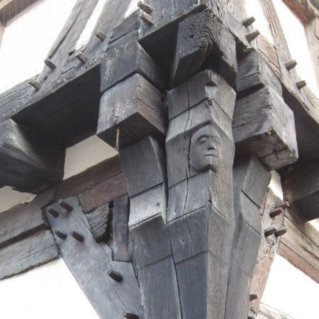 HB Holzbau Breymaier GmbH – Nahaufnahme der Gebäudedekoration eines historischen Altbaus nach Sanierung