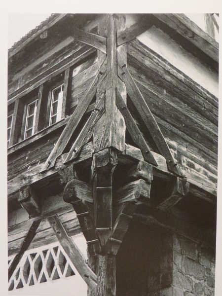 HB Holzbau Breymaier GmbH – Nahaufnahme der Gebäudedekoration eines historischen Altbaus vor der Sanierung