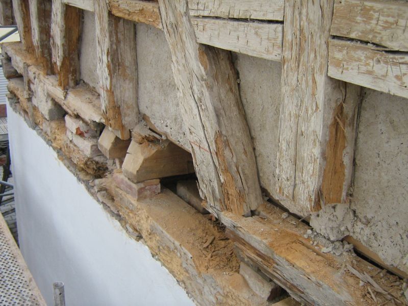 HB Holzbau Breymaier GmbH – alte Holzbalken eines historischen Gebäudes, sichtbarer Zerfall