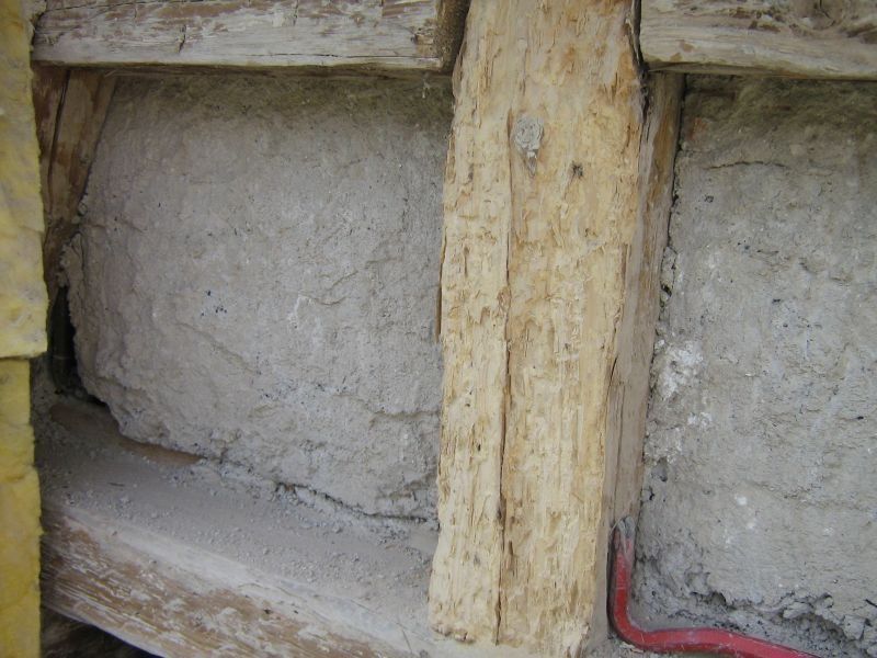 HB Holzbau Breymaier GmbH – historische Holzbalken während einer Restaurierung