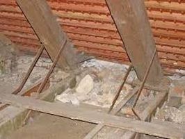 HB Holzbau Breymaier GmbH – veraltete Holzbalken im Inneren eines Dachgeschosses