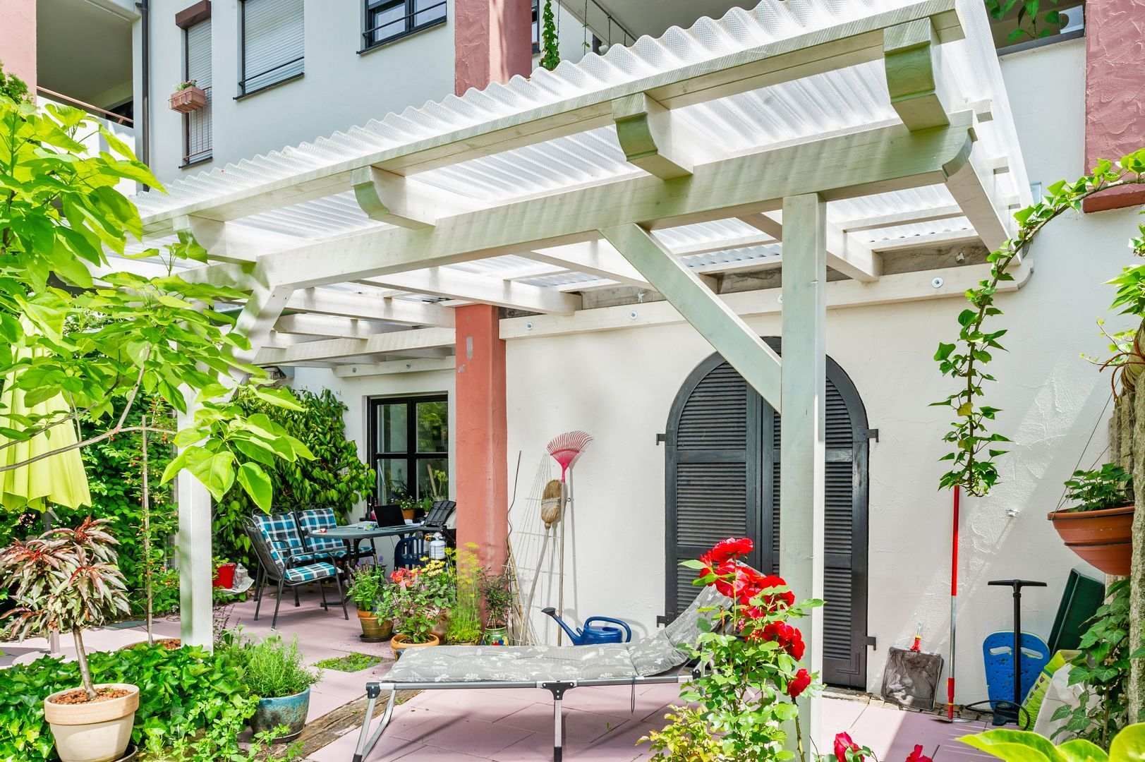 HB Holzbau Breymaier GmbH – restaurierte Hausfassade mit Vordach