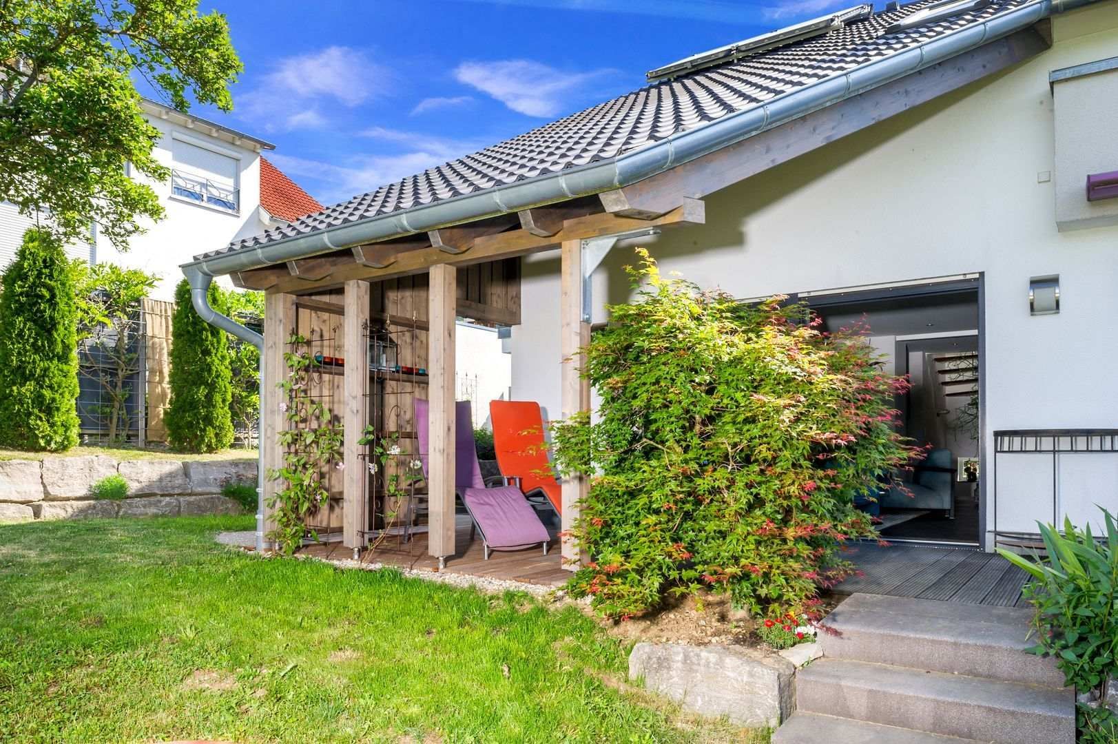 HB Holzbau Breymaier GmbH – Schrägdach mit Unterstand in einem Garten