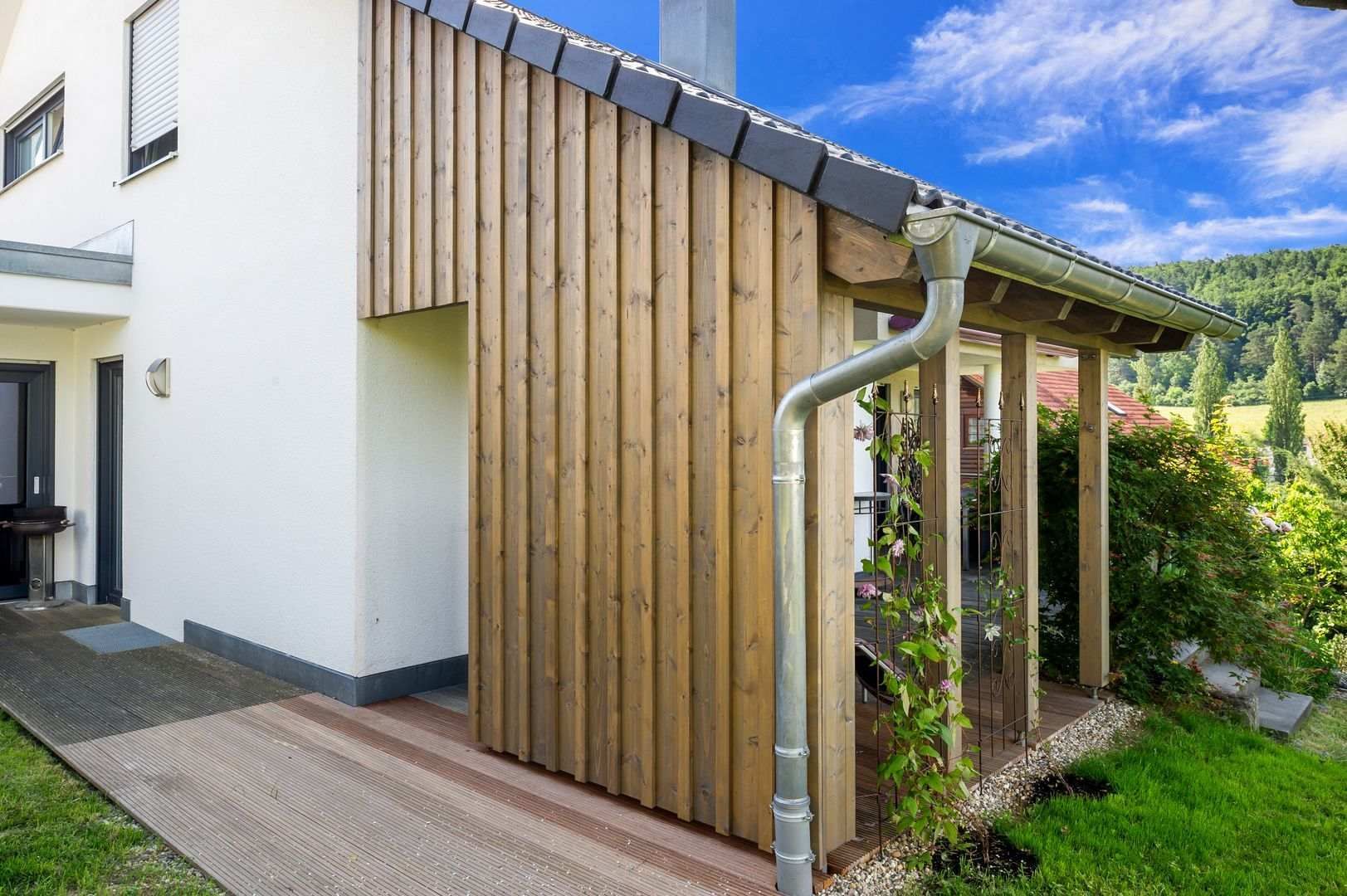 HB Holzbau Breymaier GmbH – Gebäudeerweiterung aus Holz mit Dachanschluss und Regenrinne