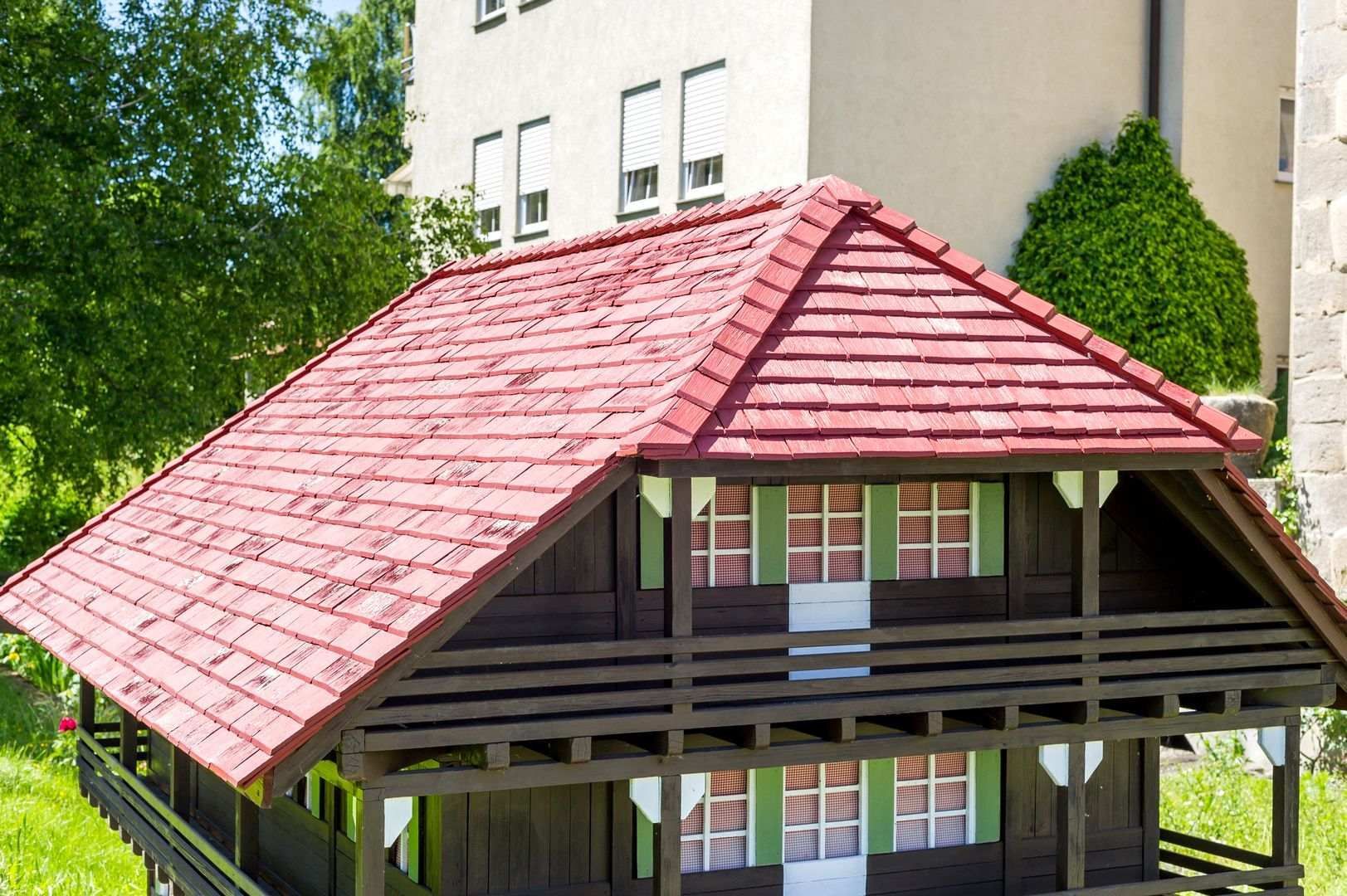 HB Holzbau Breymaier GmbH – rote Neubedachung einer historischen Getreidemühle