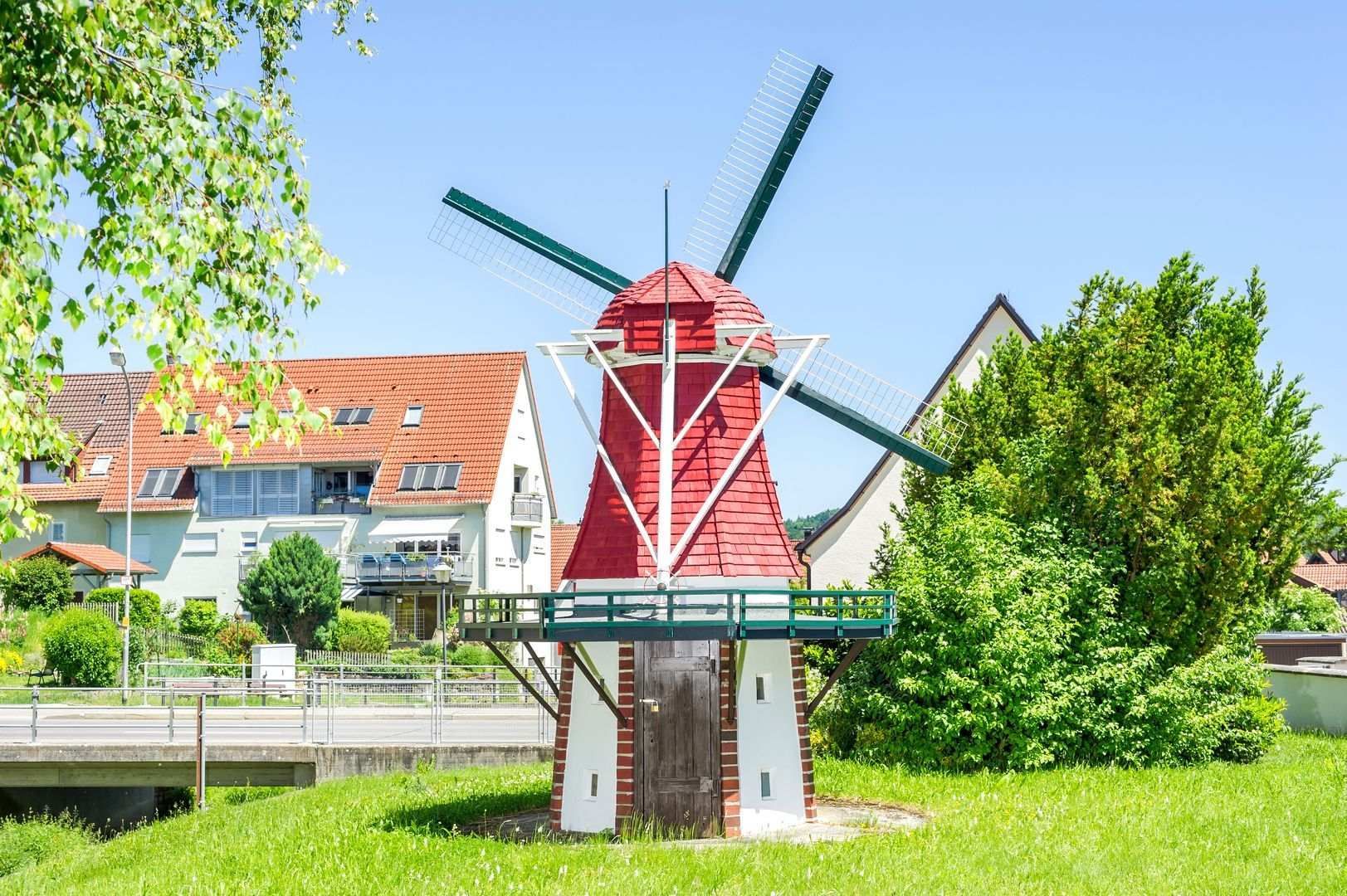 HB Holzbau Breymaier GmbH – rote Neuverkleidung einer Windmühle