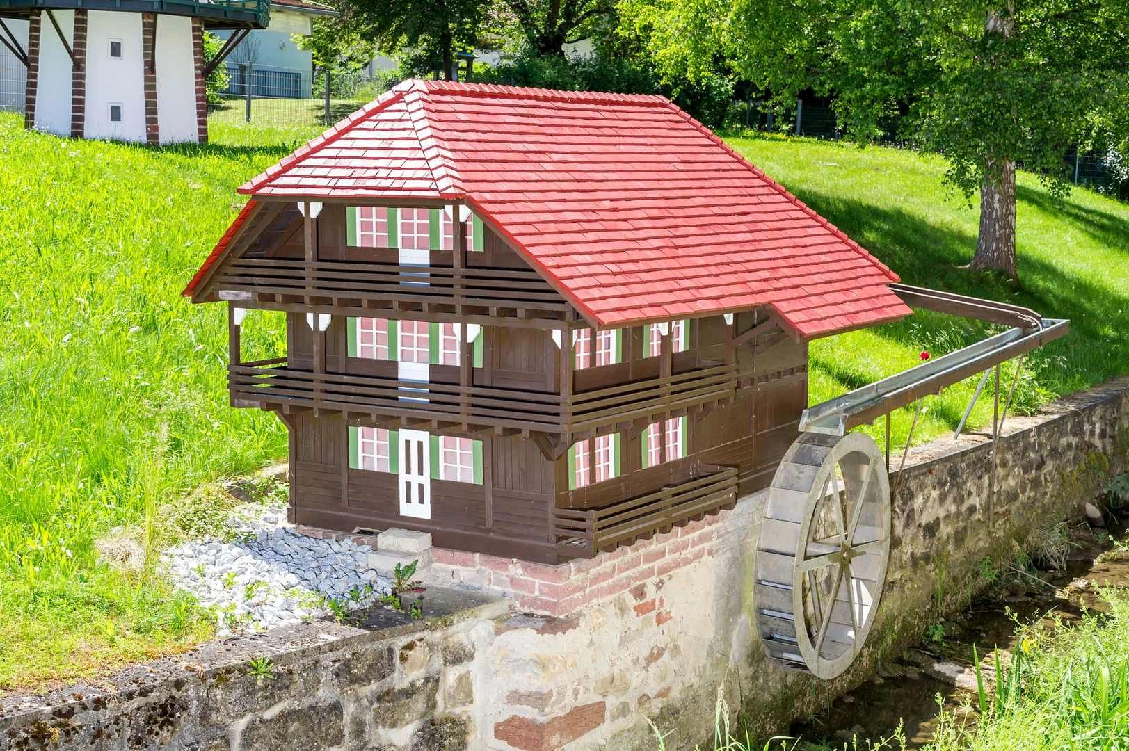 HB Holzbau Breymaier GmbH – rote Neubedachung einer historischen Getreidemühle