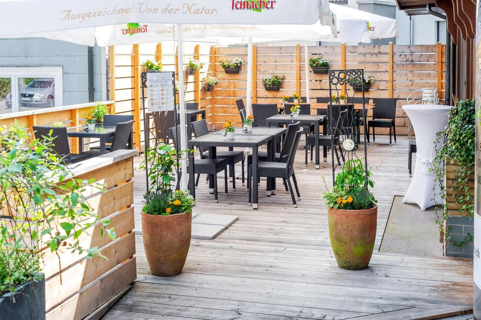 HB Holzbau Breymaier GmbH – Sicht auf Holzfußboden einer Außenterrasse