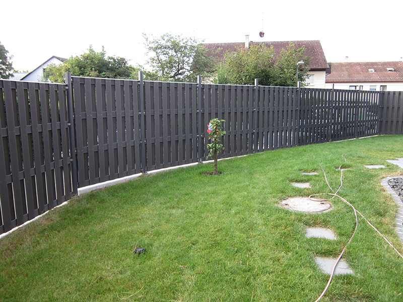 HB Holzbau Breymaier GmbH – Sichtschutzzaun aus Holz um eine Gartenanlage