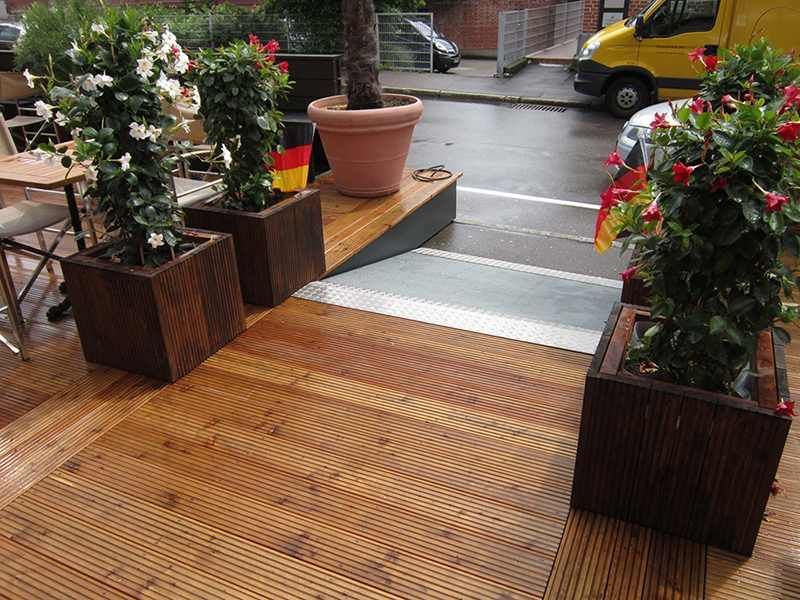 HB Holzbau Breymaier GmbH – rollstuhlfreundlicher Eingang zu einem Restaurant aus Holz