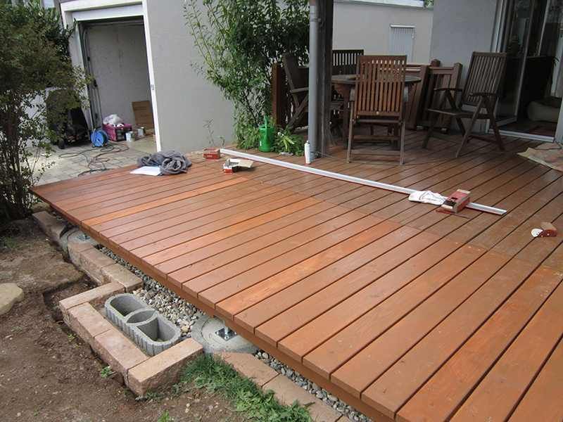 HB Holzbau Breymaier GmbH – Terrassenboden aus langen Holzlatten in einem Garten