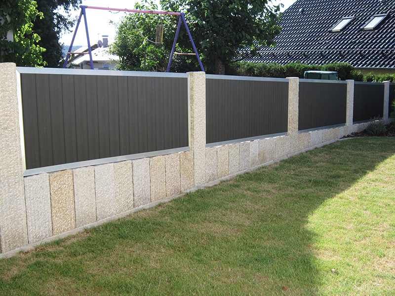 HB Holzbau Breymaier GmbH – Sichtschutzzaun mit grauer Holzverkleidung in einem Garten