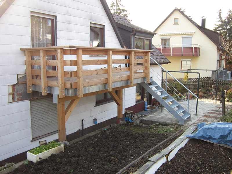 HB Holzbau Breymaier GmbH – Rohbau einer Gebäudeerweiterung für einen Balkon aus Holz, mit Treppe