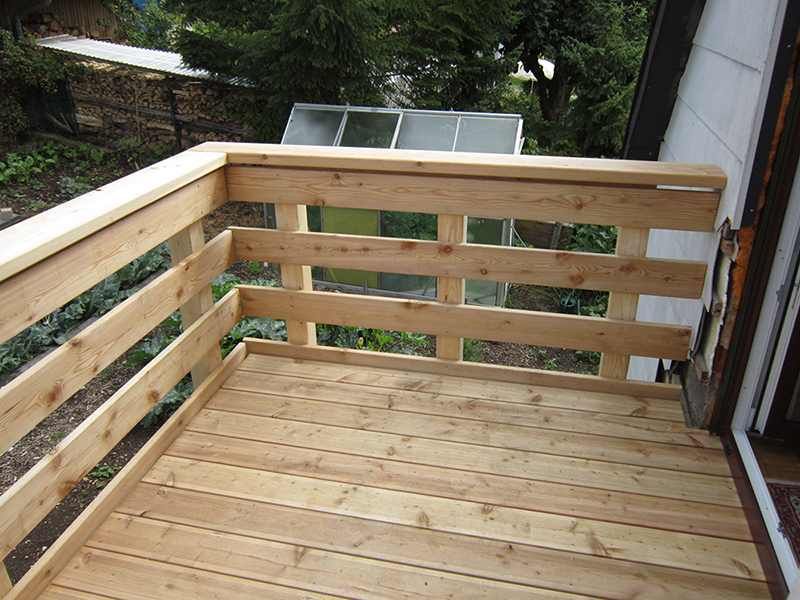 HB Holzbau Breymaier GmbH – Holzbalkon mit Geländer aus Vollholz