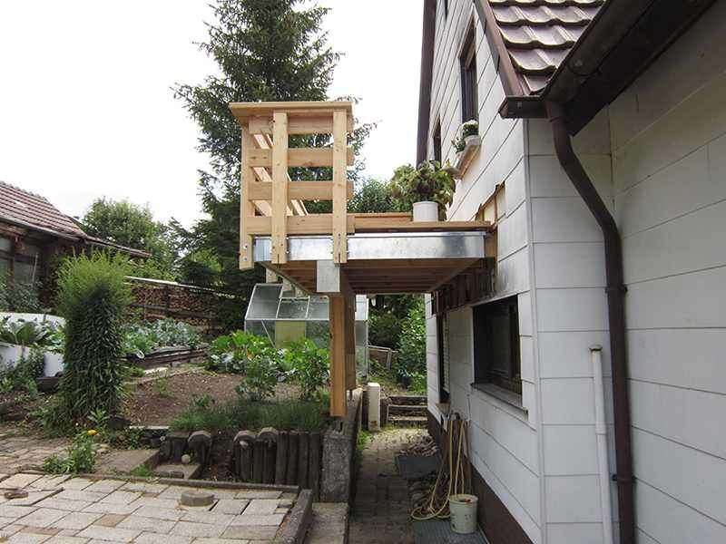 HB Holzbau Breymaier GmbH – Holzbalkon mit Geländer aus Vollholz auf Edelstahlgestell