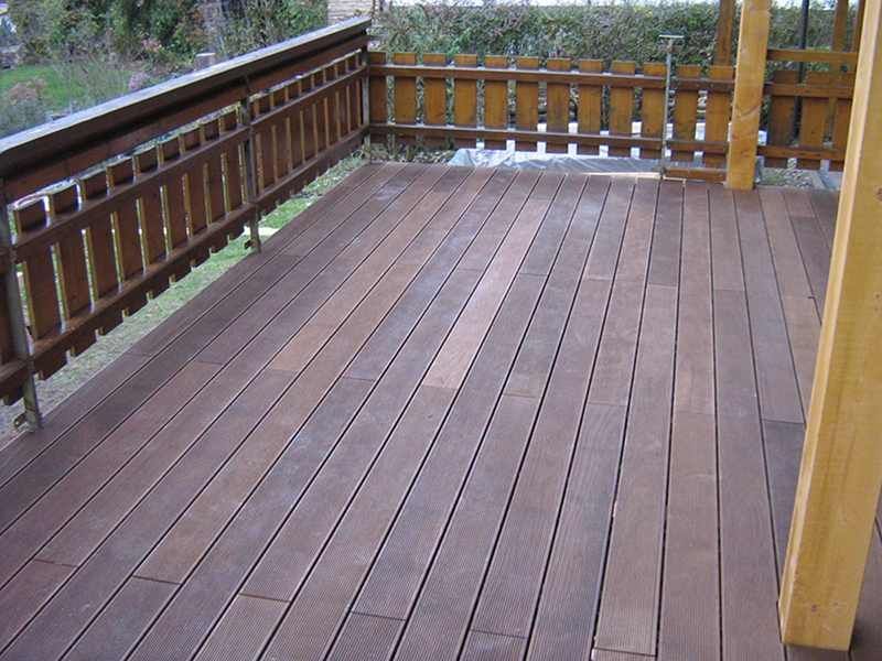 HB Holzbau Breymaier GmbH – braune Holzleisten zieren den Boden einer Terrasse