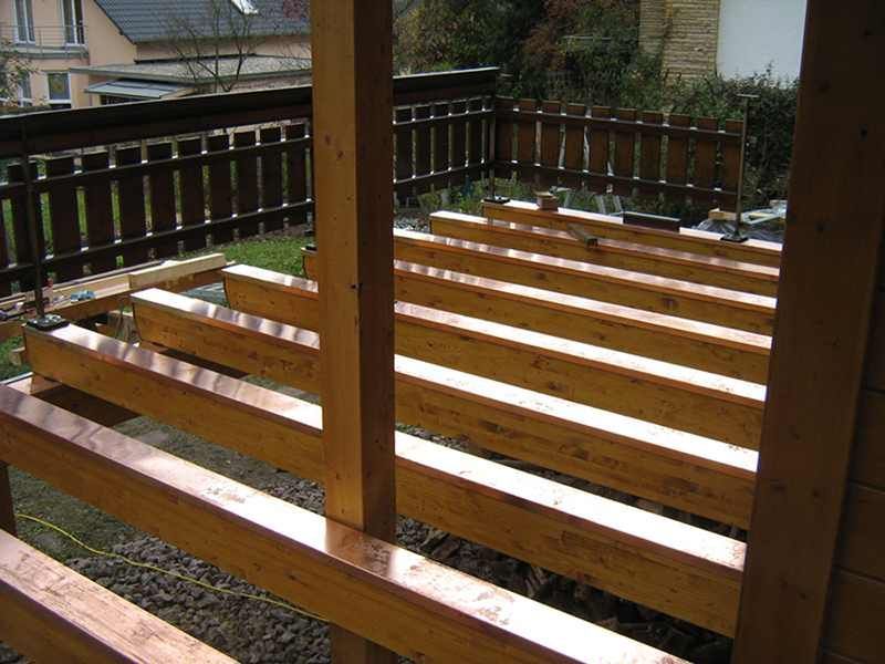 HB Holzbau Breymaier GmbH – Holzbalken als Fundament für einen Terrassenboden