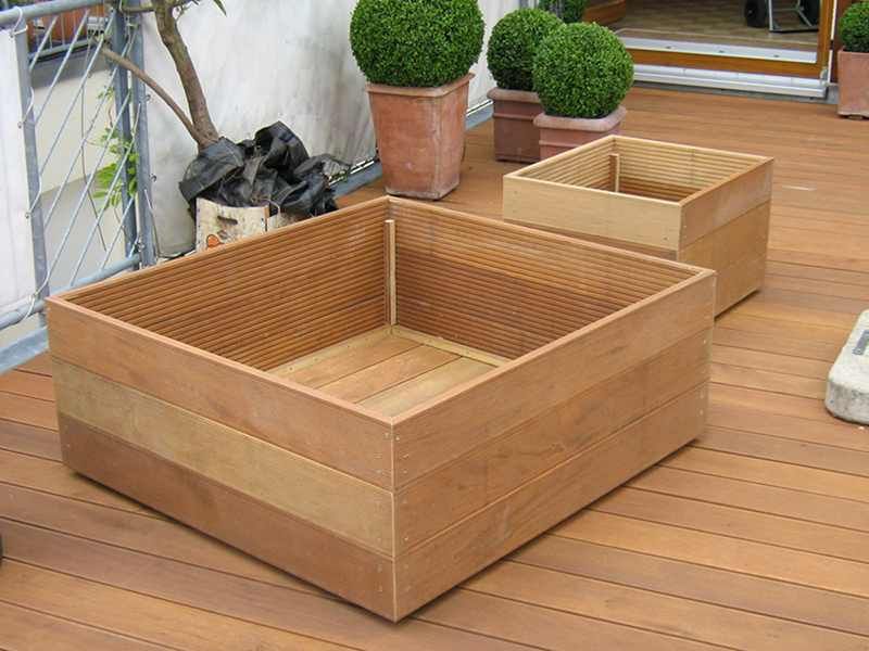 HB Holzbau Breymaier GmbH – eine Box aus Holz für Gartenarbeit auf einem hölzernen Terrassenboden