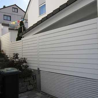 HB Holzbau Breymaier GmbH – weißer Sichtschutzzaun aus lackiertem Holz