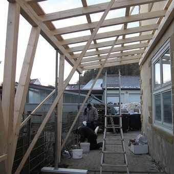 HB Holzbau Breymaier GmbH – Arbeiter bei der Installation eines Gebäudeanbaus aus Holz