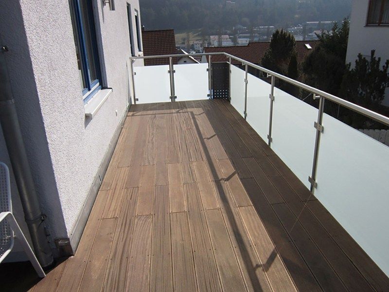HB Holzbau Breymaier GmbH – Holzboden und Glasverkleidung eines Balkons