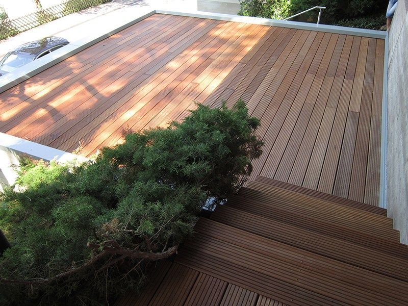 HB Holzbau Breymaier GmbH – neu installierte Terrasse aus Holz mit Treppe