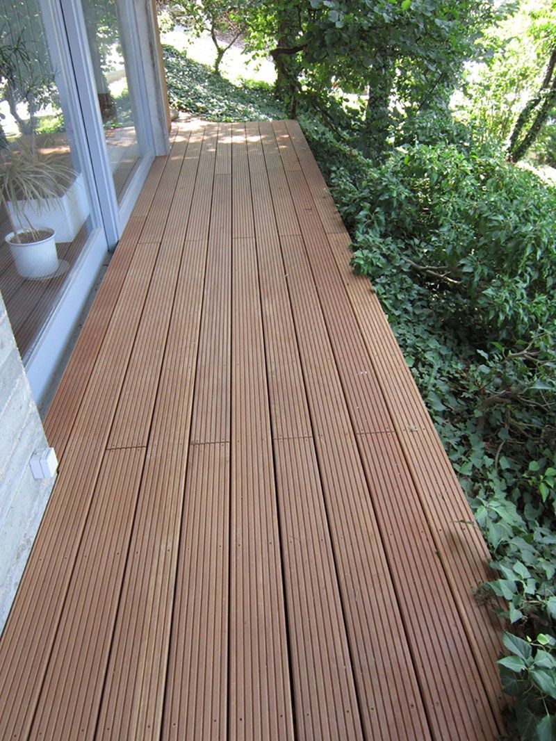 HB Holzbau Breymaier GmbH – Blick auf den Holzboden einer Terrasse