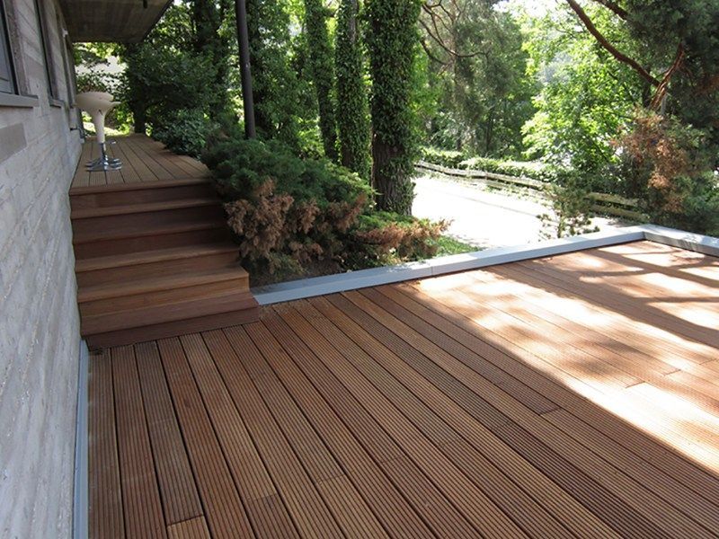 HB Holzbau Breymaier GmbH – neu installierte Terrasse aus Holz mit Treppe