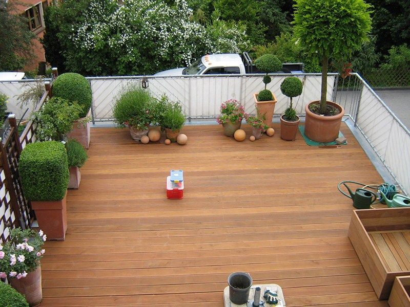 HB Holzbau Breymaier GmbH – Holzterrasse nach Fertigstellung, mit Zierpflanzen