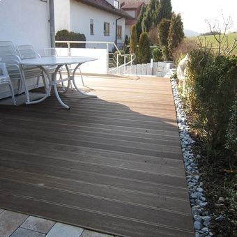 HB Holzbau Breymaier GmbH – Holzterrasse mit Gartentisch und Stuhl