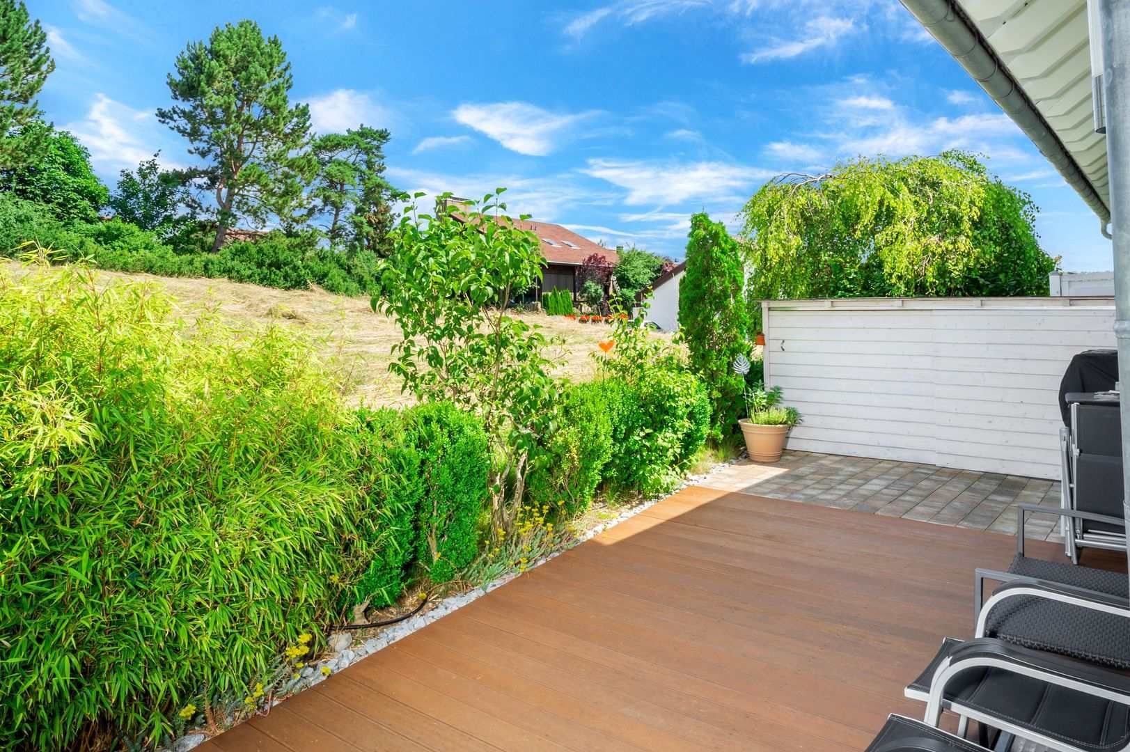 HB Holzbau Breymaier GmbH – Blick von der Holzterrasse in den Garten