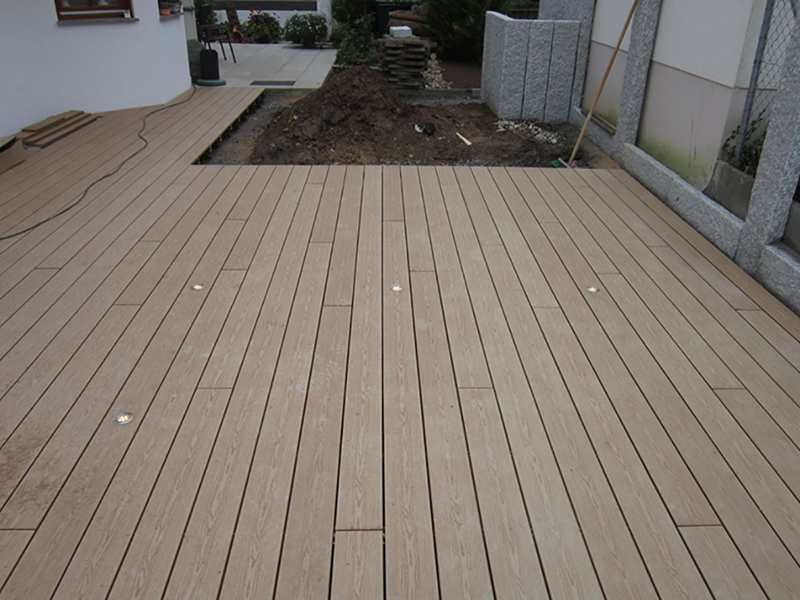 HB Holzbau Breymaier GmbH – Blick auf den Holzboden einer Terrasse