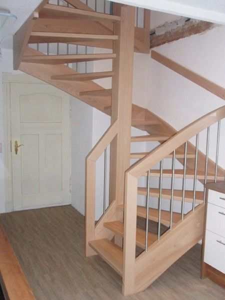 HB Holzbau Breymaier GmbH – Geländer einer wendeltreppe mit Stahleinlagen