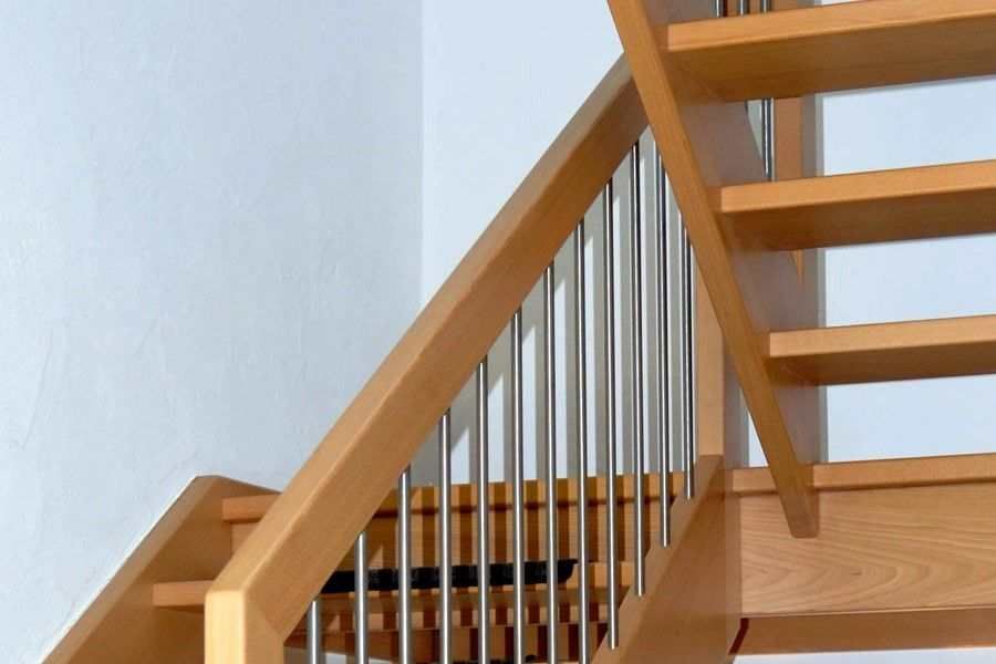HB Holzbau Breymaier GmbH – moderne Holztreppe mit Stahlrohren im Geländer