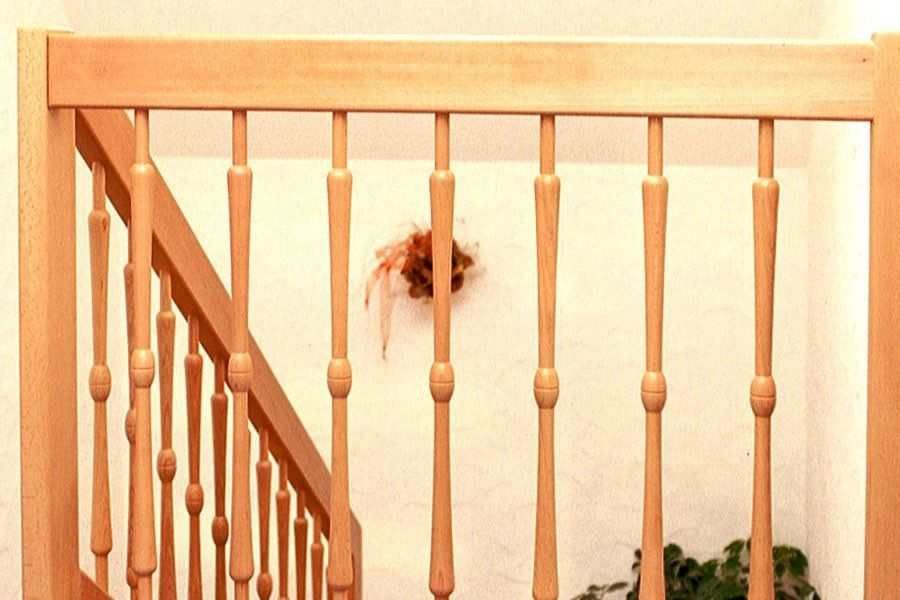 HB Holzbau Breymaier GmbH – Treppengeländer aus Holz mit dekorativen Querstreben