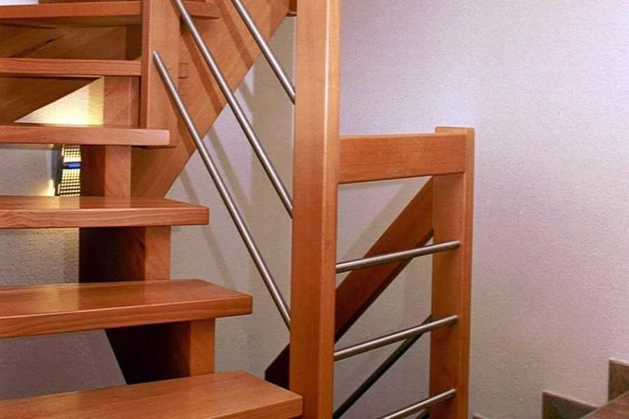 HB Holzbau Breymaier GmbH – Treppengeländer aus Holz mit dekorativen Querstreben aus Metall